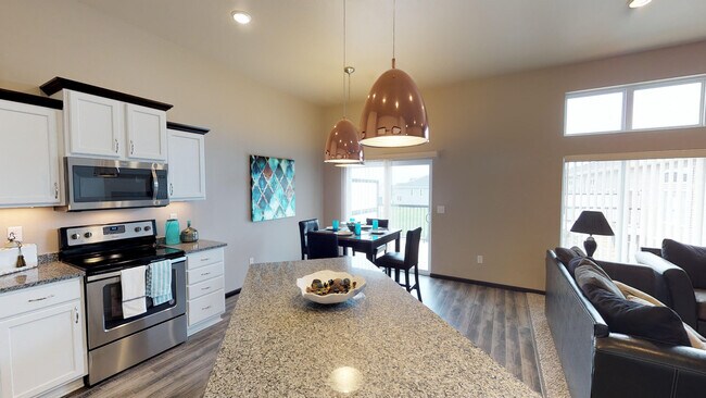 Comedor de tres niveles - Diamond Creek Townhomes
