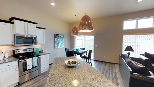 Tri-level Dining room - Diamond Creek Townhomes