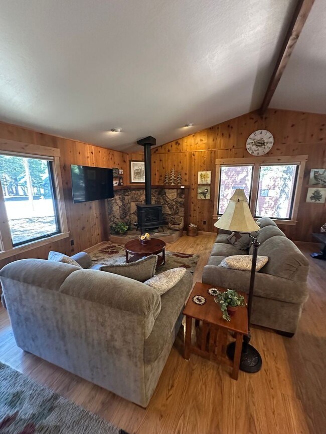 Building Photo - Welcoming 3 Bed Ski Lease in Tahoe Donner