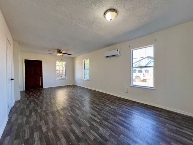 Building Photo - Charming Home in Levelland
