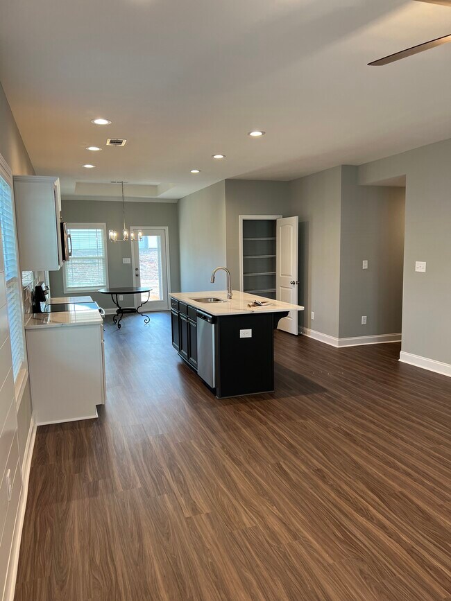 Building Photo - 136 Red Tail Cir