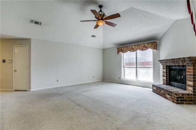 Building Photo - 4921 Oak Hollow Dr