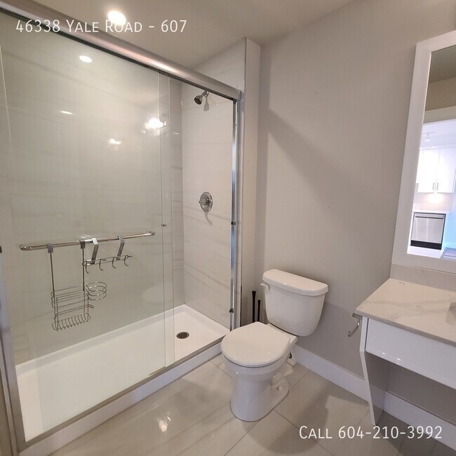 Building Photo - Large 2 Bedroom Units with Den!