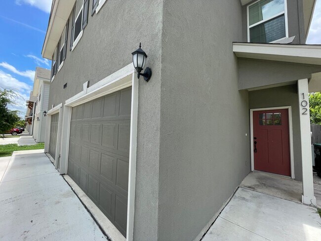 Building Photo - 10322 Lynwood Vlg