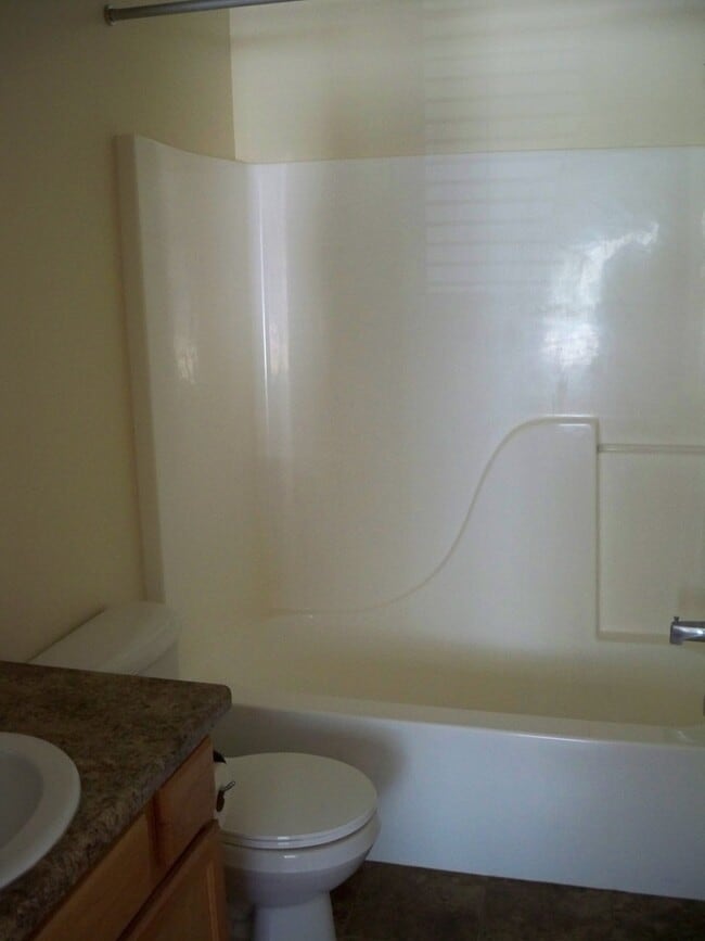 Building Photo - Beautiful 3 Bedroom Townhome in Sandy!