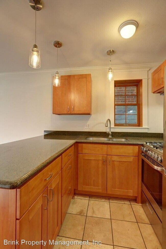 Building Photo - 1 br, 1 bath House - 215 17th Ave E, #10