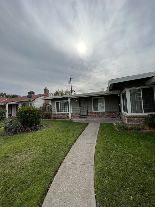 Foto del edificio - 3012-3014 MIRAMAR ROAD