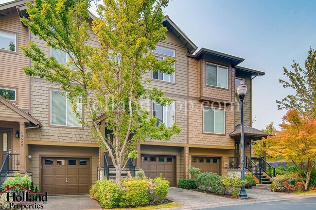 Foto del edificio - **COMING SOON** Spacious 3-Story Home in a...
