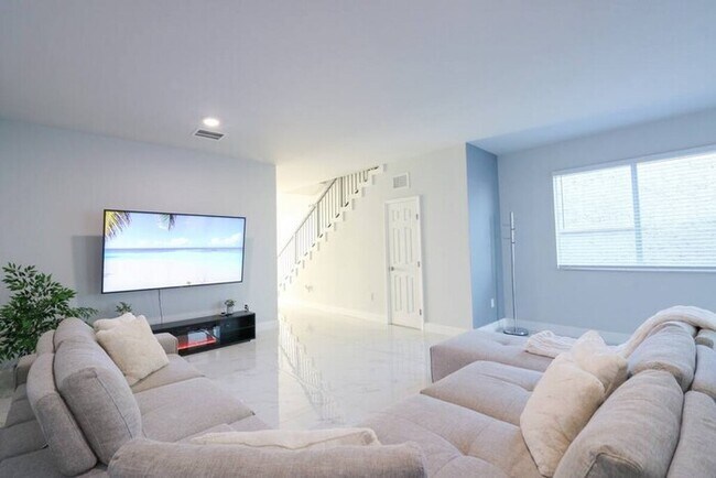 Building Photo - Luxe Bright and Modern Townhome Centrally ...
