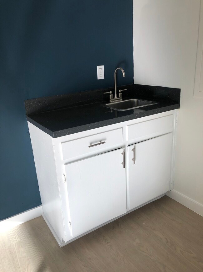 Wet Bar - 2441 N Beachwood Dr