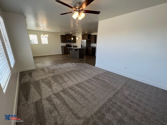 Foto del edificio - Large 4 Bedroom home in Desert Hollows