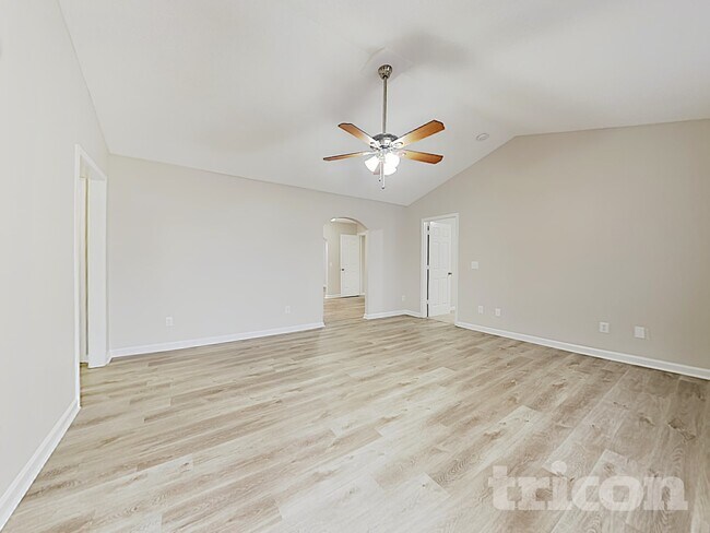 Building Photo - 615 Flicker St