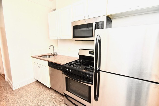 Building Photo - 676 Riverside Dr