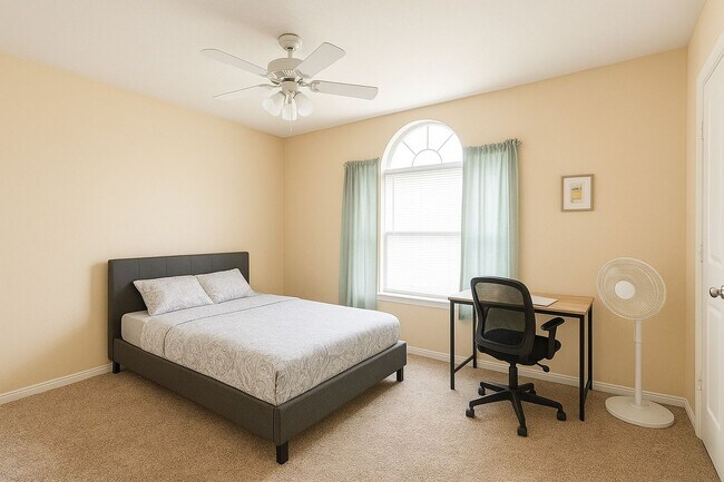 Foto del edificio - $500 OFF FIRST MONTH'S RENT! Great 3 Bed, 3 Bath Duplex for Fall 2026 Pre-Lease