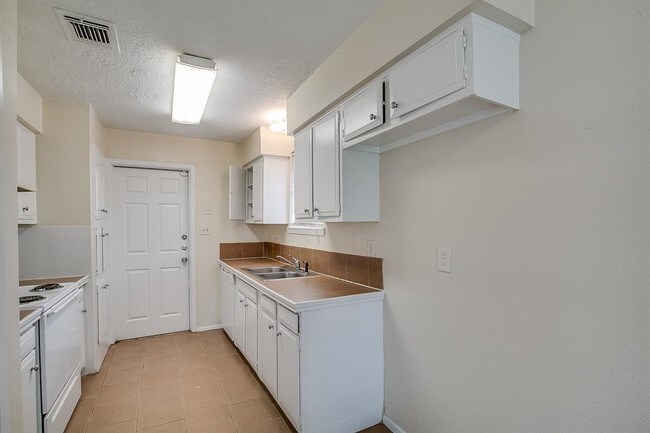 Building Photo - 6630 Indian Lake Dr