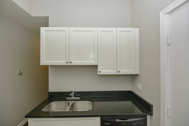 Building Photo - 1311 W Leland Ave