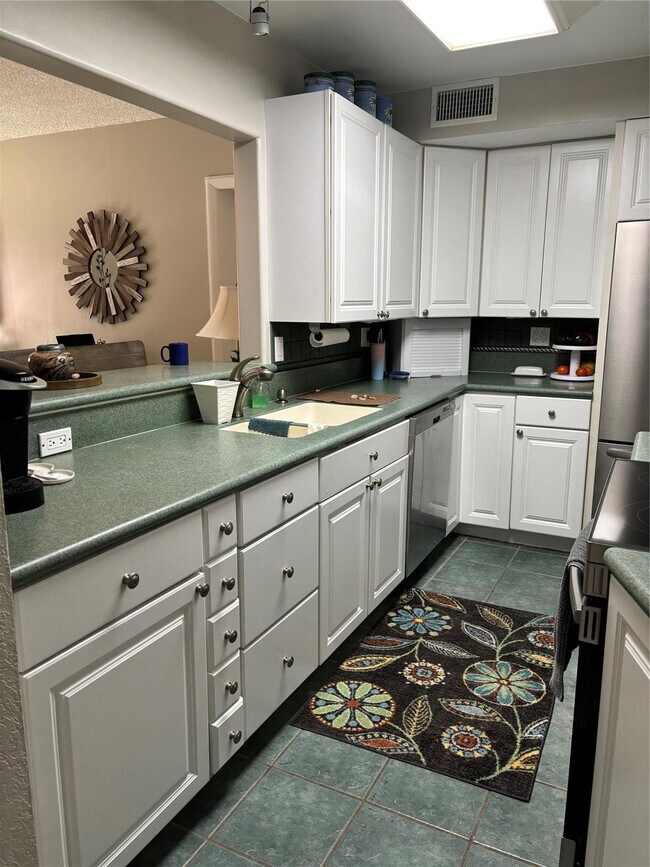 Foto del edificio - 900 River Reach Dr