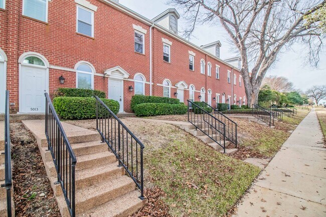 Building Photo - RENOVATED Birchman Place Townhomes!