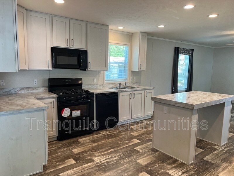 Primary Photo - 108 E Orchard Hills Dr