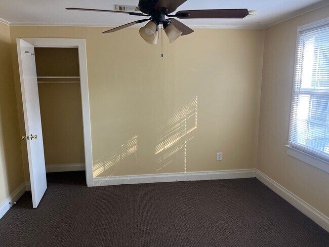 Foto del edificio - 2 Bed, 1 Bath Apartment