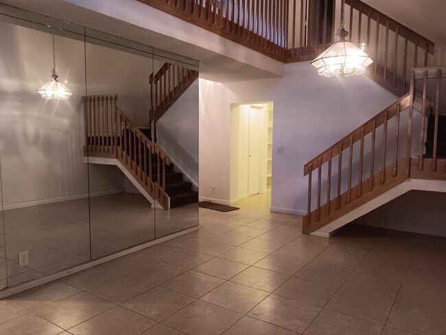 Foto del edificio - 2 Bed/ 2 Bath Townhome With Loft In Boca! ...