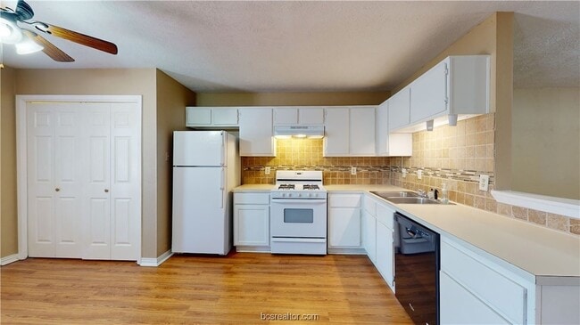 Building Photo - 805 San Pedro Dr