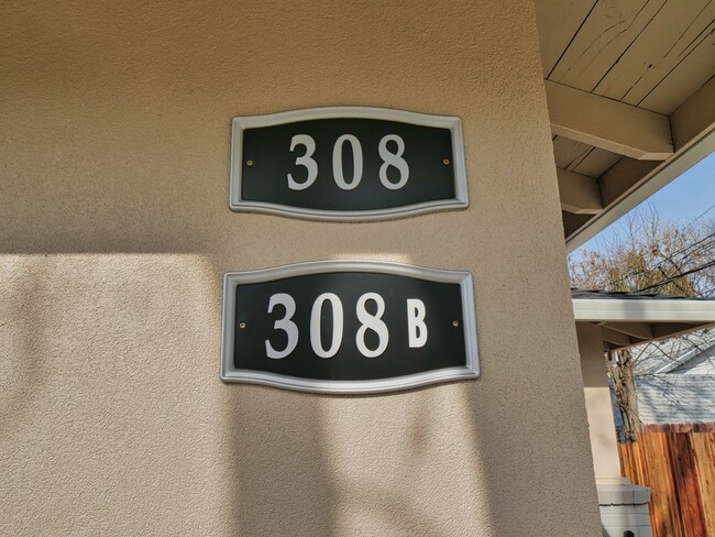 Building Photo - 308 6th St