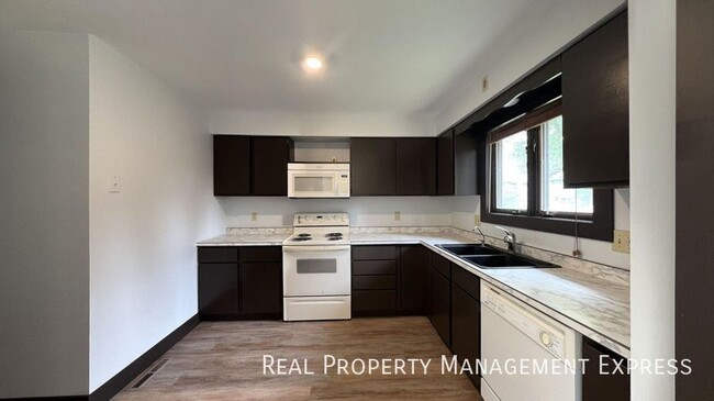 Foto del edificio - Amazing 3 Bedroom 2.5 Bath duplex with attached garage and fenced yard!