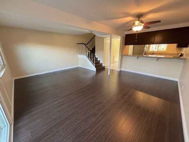 Building Photo - Clean and upgraded 3 bedroom townhouse available in Fountain Valley