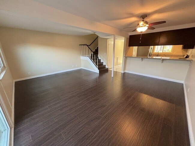Foto del edificio - Clean and upgraded 3 bedroom townhouse available in Fountain Valley