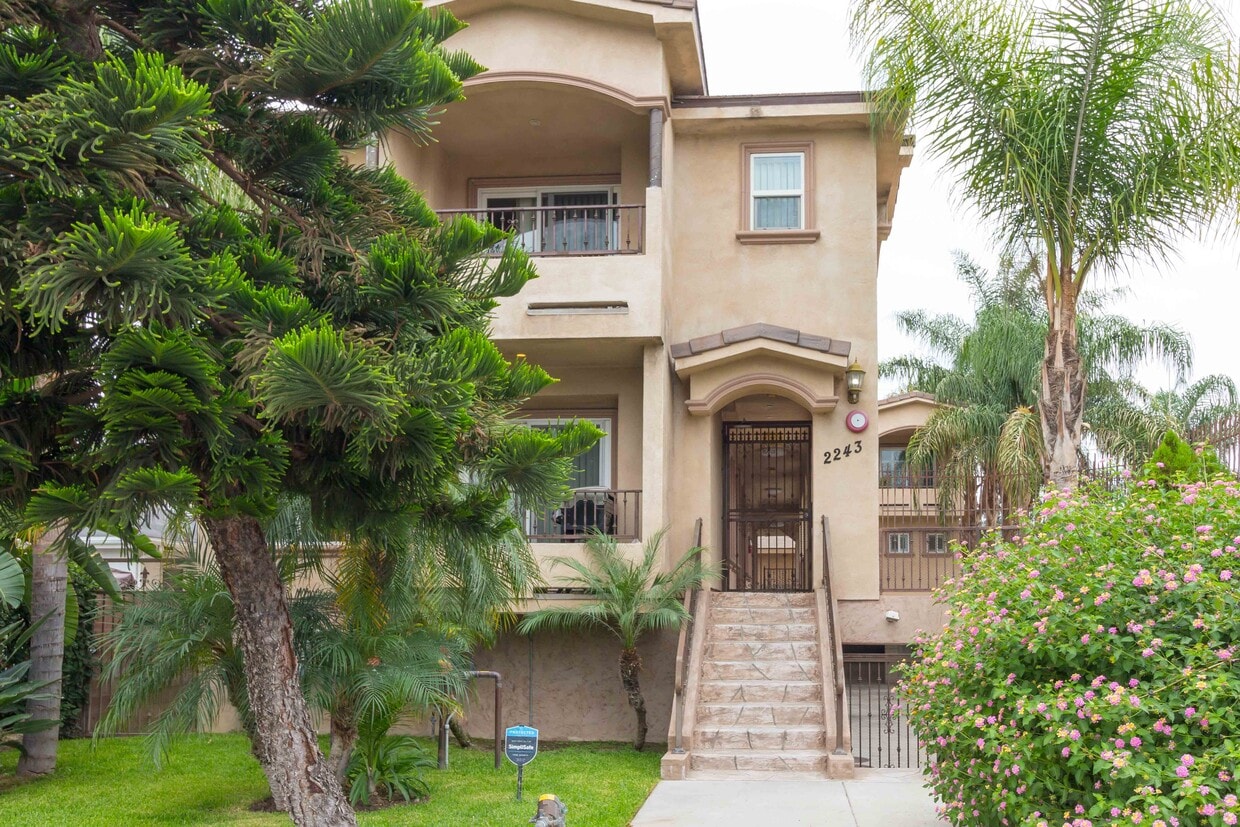 2243 N Buena Vista St, Burbank, CA 91504 Townhome Rentals in Burbank