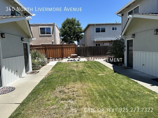 Building Photo - Well Kept 2-Story Apartment Close to Downt...