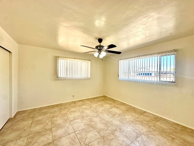 Building Photo - 1/2 Off First Full Month's Rent! Open Layo...