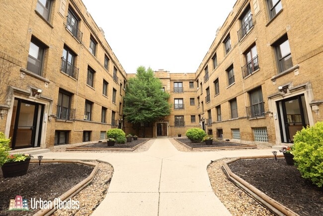 Building Photo - 730 W Roscoe St