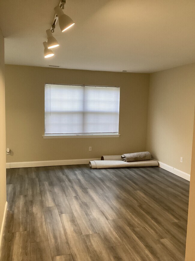 Building Photo - 406A Willow Turn