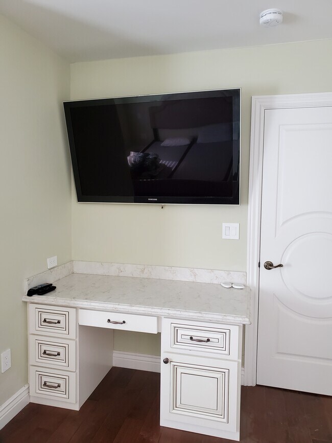 Office desk - 45610 Montclaire Ter
