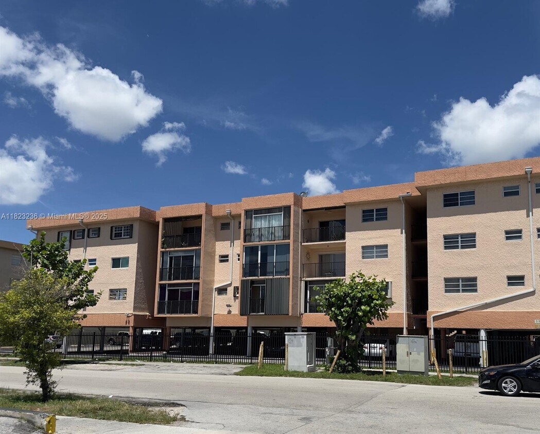 Foto principal - 1855 W 60th St