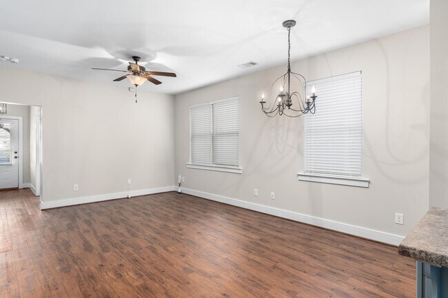 Building Photo - 554 The Heights Ln