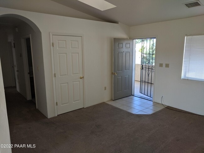 Building Photo - 4440 N Viewpoint Dr