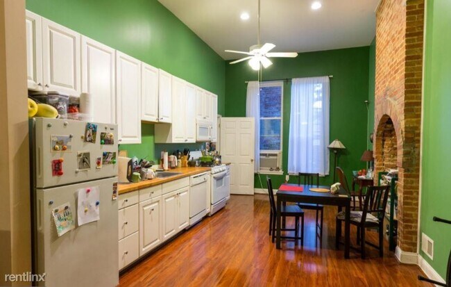 Foto del edificio - 1 br, 1 bath Triplex - 2115 Saint Paul Str...