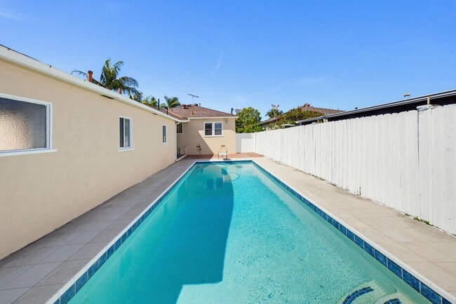 Building Photo - San Pedro Pool Home