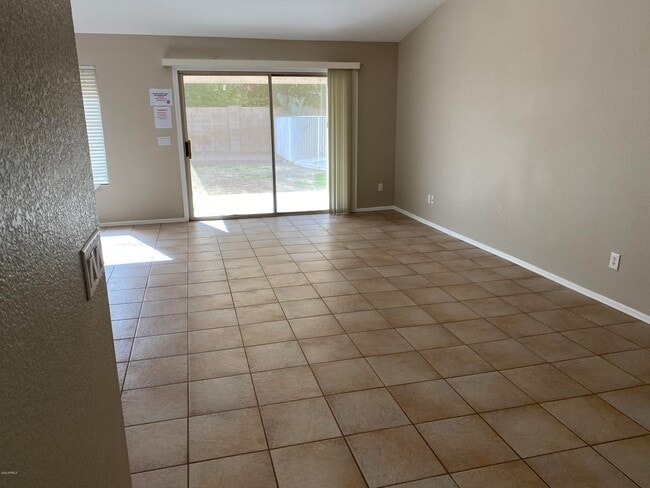 Building Photo - 1695 W Macaw Dr