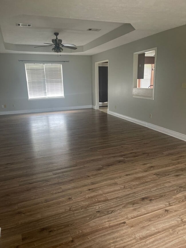 Building Photo - 2018 Hickory Dr