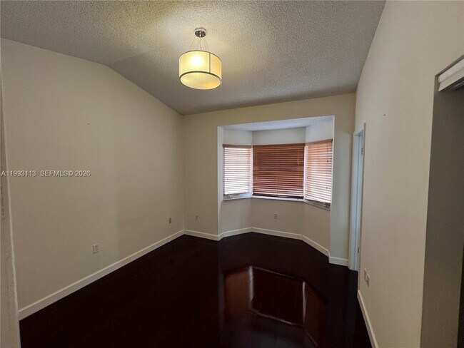 Foto del edificio - Navarre Avenue, Coral Gables, FL 33134 - 3 BR 2.5 BA condo