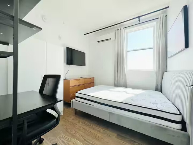 Building Photo - Furnished room/NOT APARTMENT