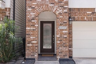 Building Photo - 734 W 20th St