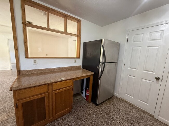 Foto del edificio - Welcome to this spacious 3-bedroom, 2-bath...