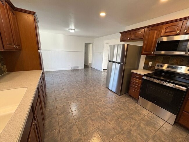 Building Photo - 9900 Lawndale Ave