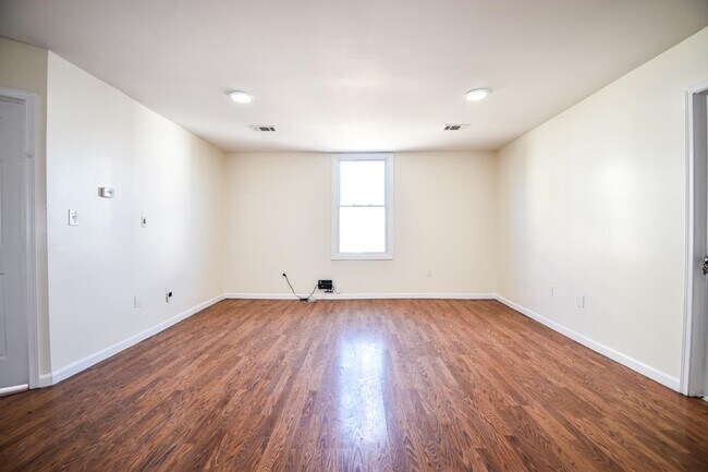 Building Photo - 559 Newark Ave