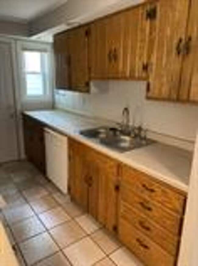 Building Photo - 1831 Parkdale Dr